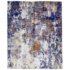 Tapis moderne abstrait en laine et soie fait à la main avec des accents bleus et bruns 