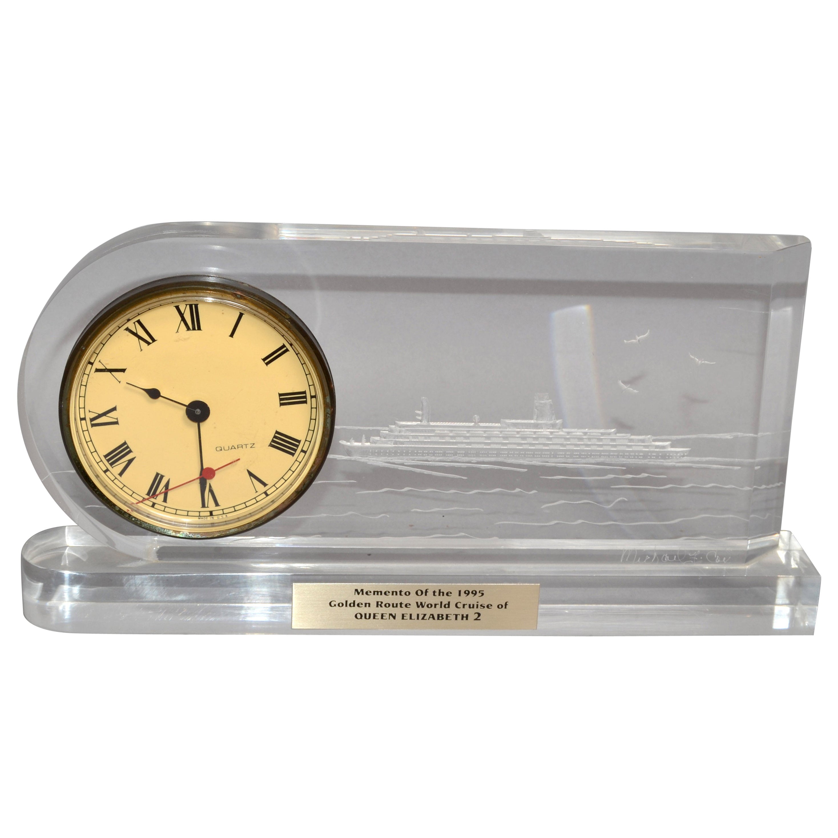 Horloge de bureau en lucite sculptée à l'envers de Michael F. Cox Queen Elizabeth 2 Cruise Ship 95