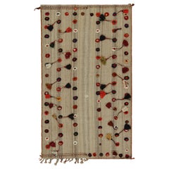Tapis Kilim persan Qashqai vintage beige à pompons colorés