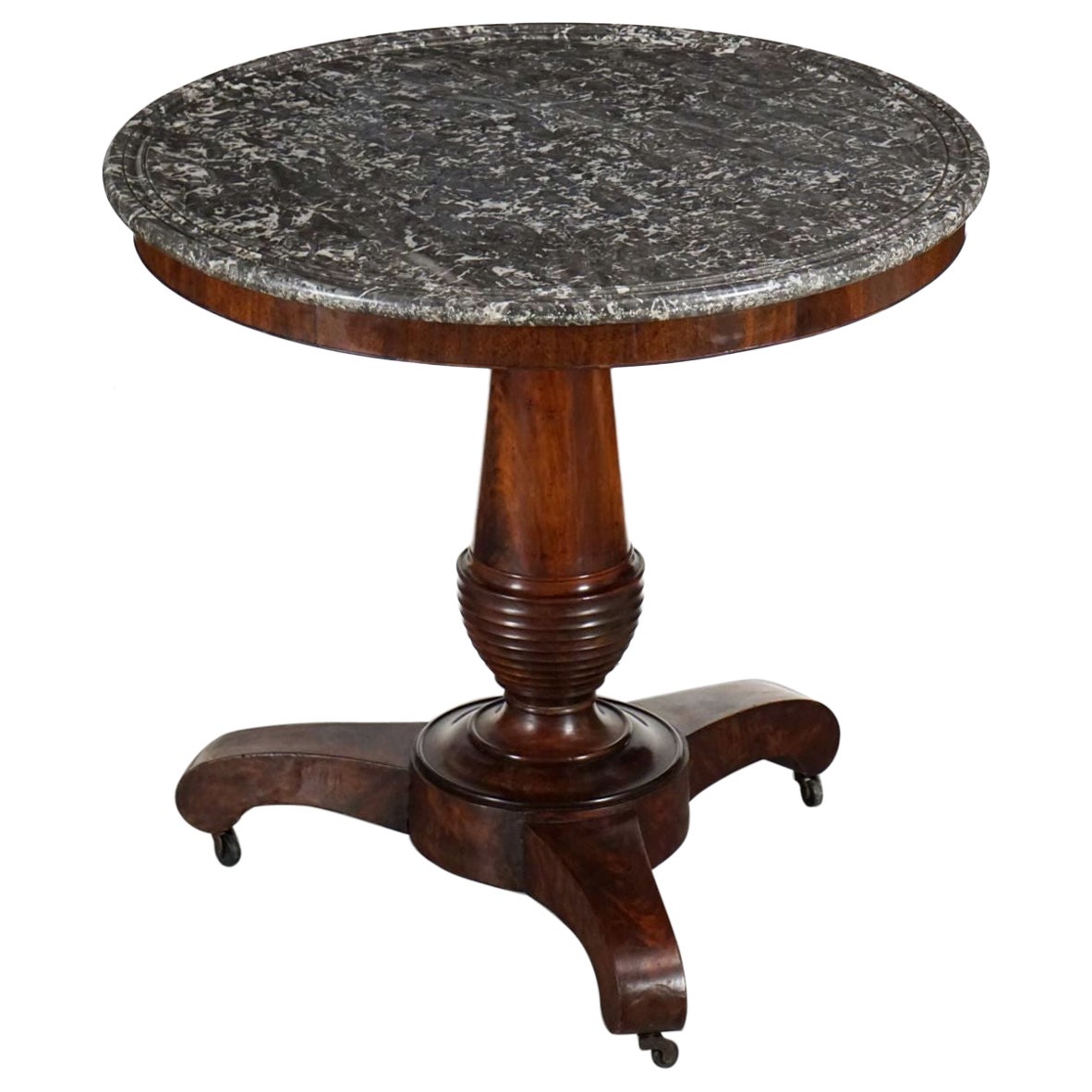 Französischer Gueridon- oder runder Tisch aus geflammtem Mahagoni mit Marmorplatte im Angebot