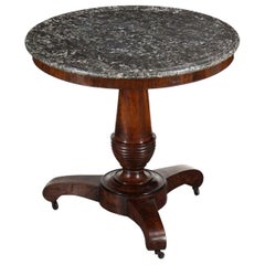 Gueridon ou table ronde en acajou flammé avec plateau en marbre