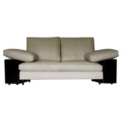 Ein Paar graue Lota-Sofas von Aram Eileen aus cremefarbenem Leder