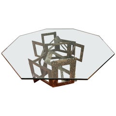 Table basse octogonale de cocktail brutaliste en métal martelé et verre 