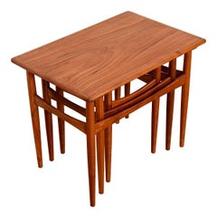 Ensemble de 3 tables gigognes modernes danoises Hans J. Wegner 'AT 40', circa 1960s