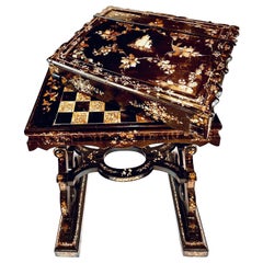 Bureau et table de jeux en papier mâché du 19e siècle.