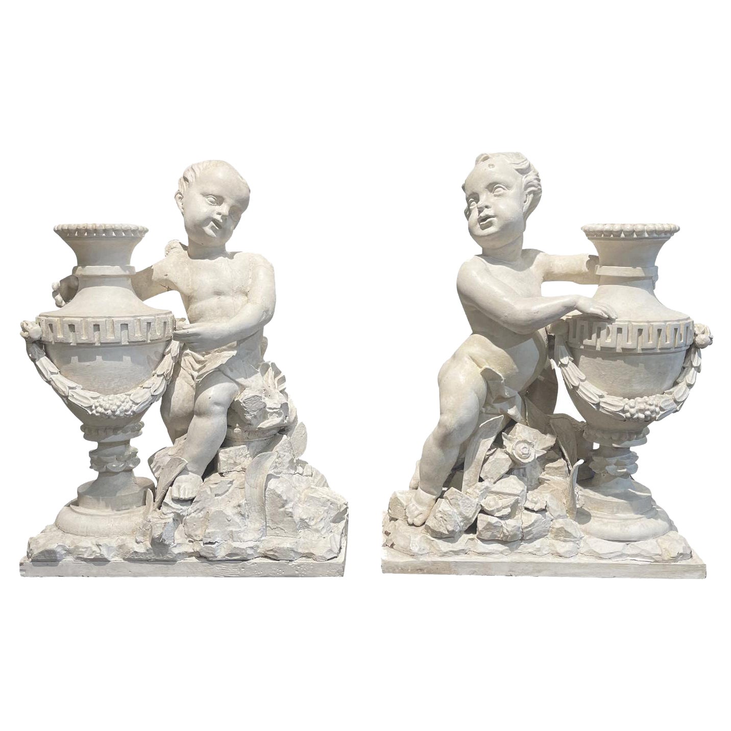 Coppia di vasi di putti in legno di noce del XVIII secolo, di colore bianco-grigio, francese - Cherubini antichi