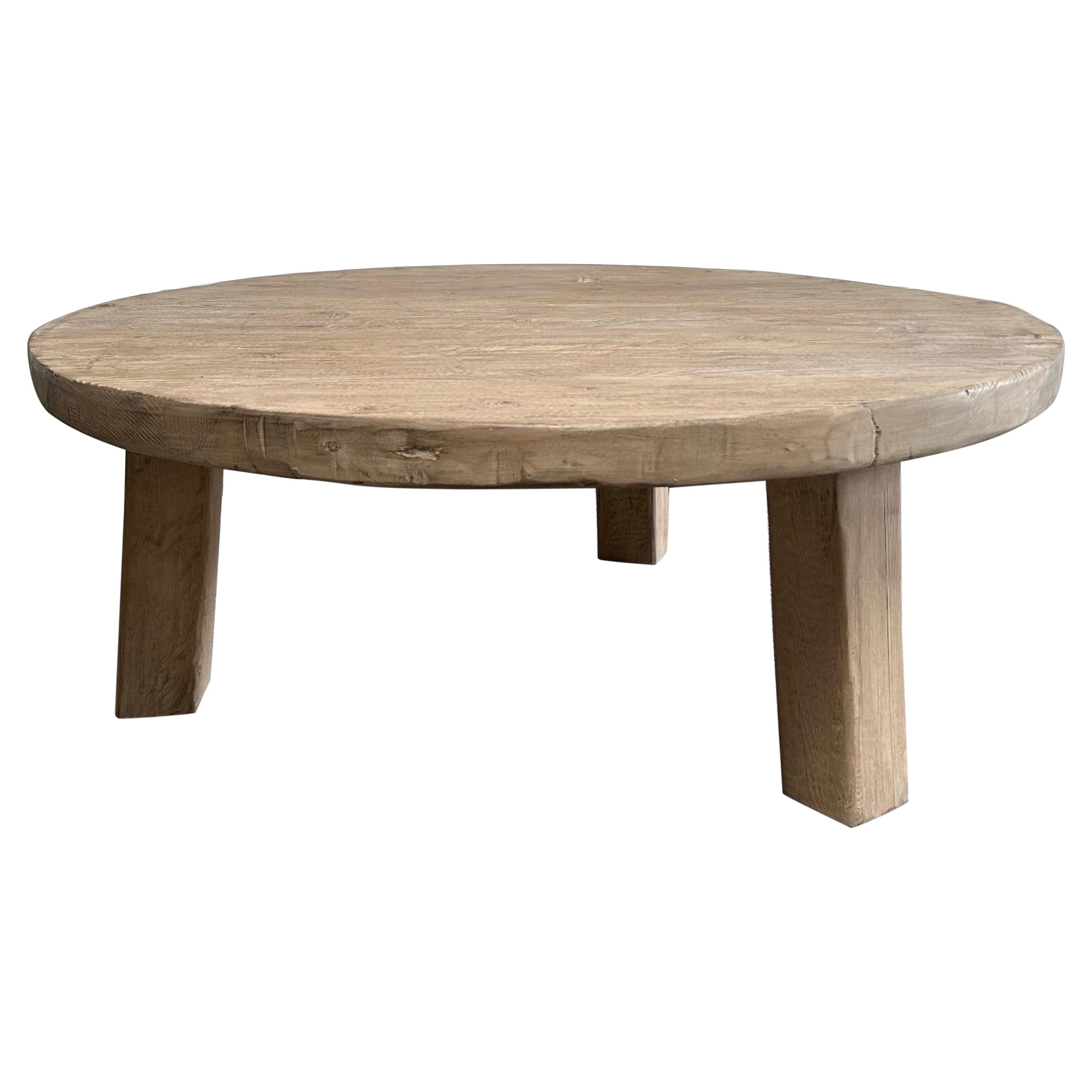 Table basse ronde sur mesure à trois pieds en bois de récupération  en vente