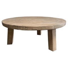 Table basse ronde sur mesure à trois pieds en bois de récupération 