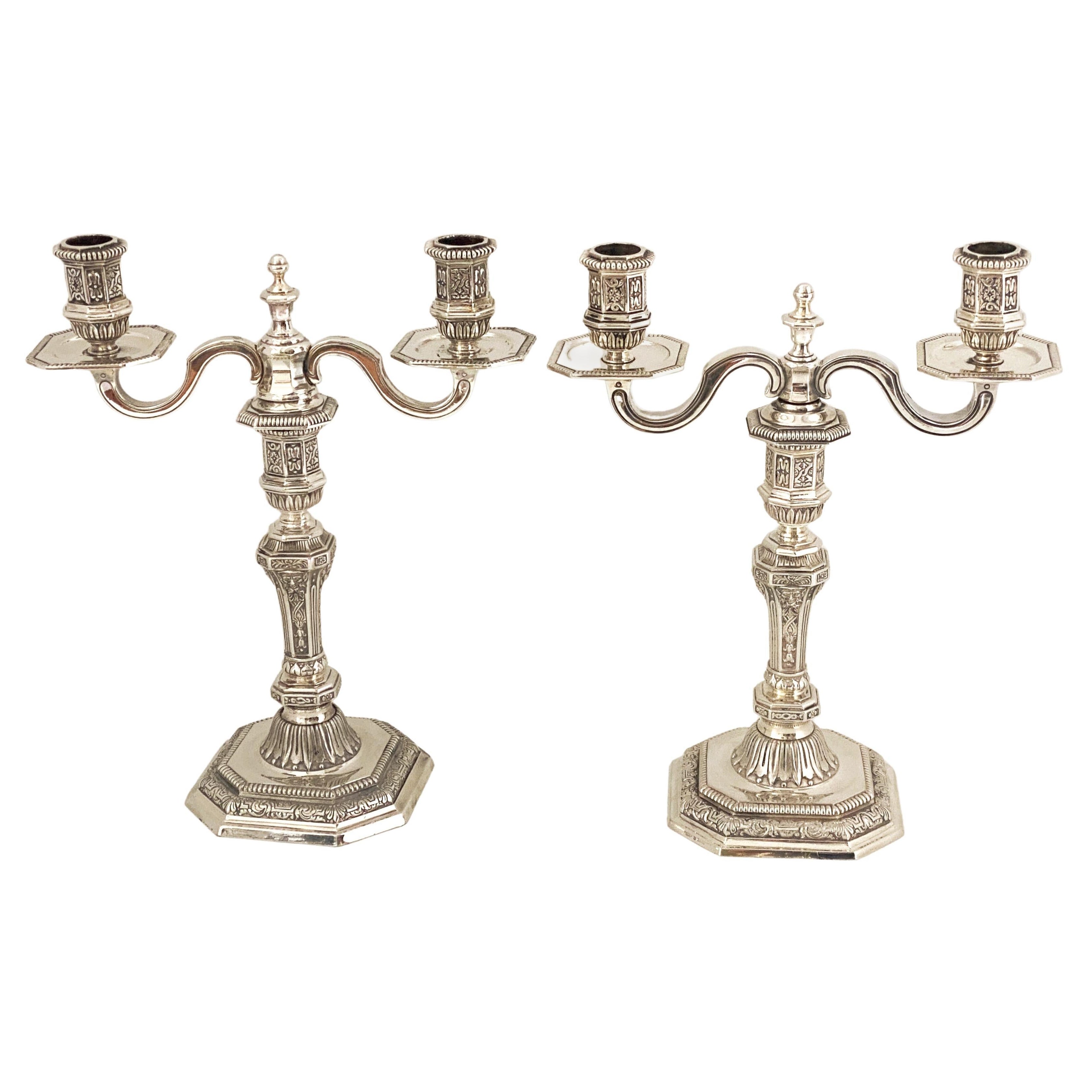 Pareja de candelabros de 2 luces chapados en plata de la Colección "Dupérier" de Christofle