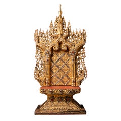 Chef-d'œuvre du XIXe siècle, trône birman ancien en bois dans le style Mandalay