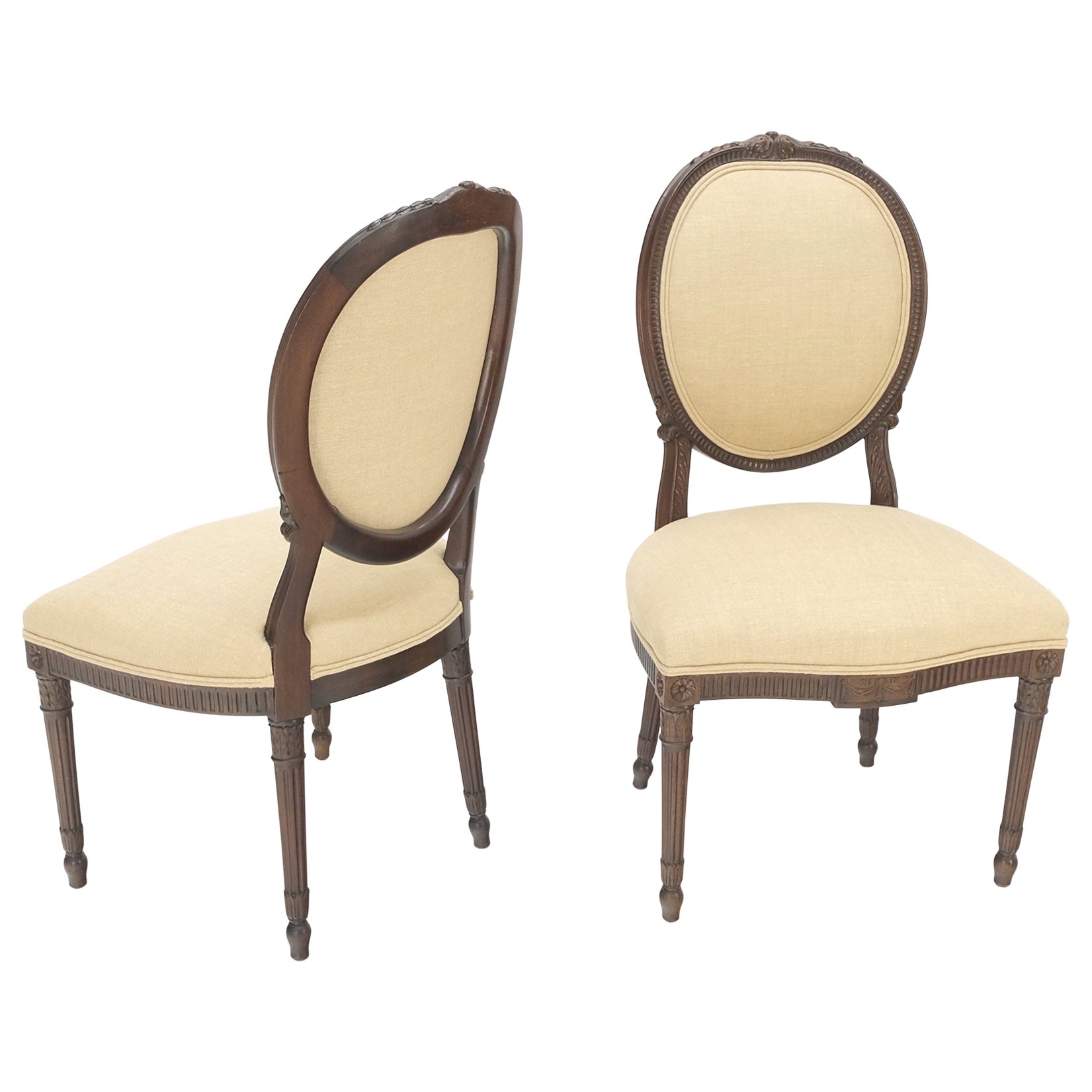 Paire de chaises d'appoint à dossier camée en noyer finement sculpté Louis XVi Chaises d'appoint à dossier camée New Upholster en vente