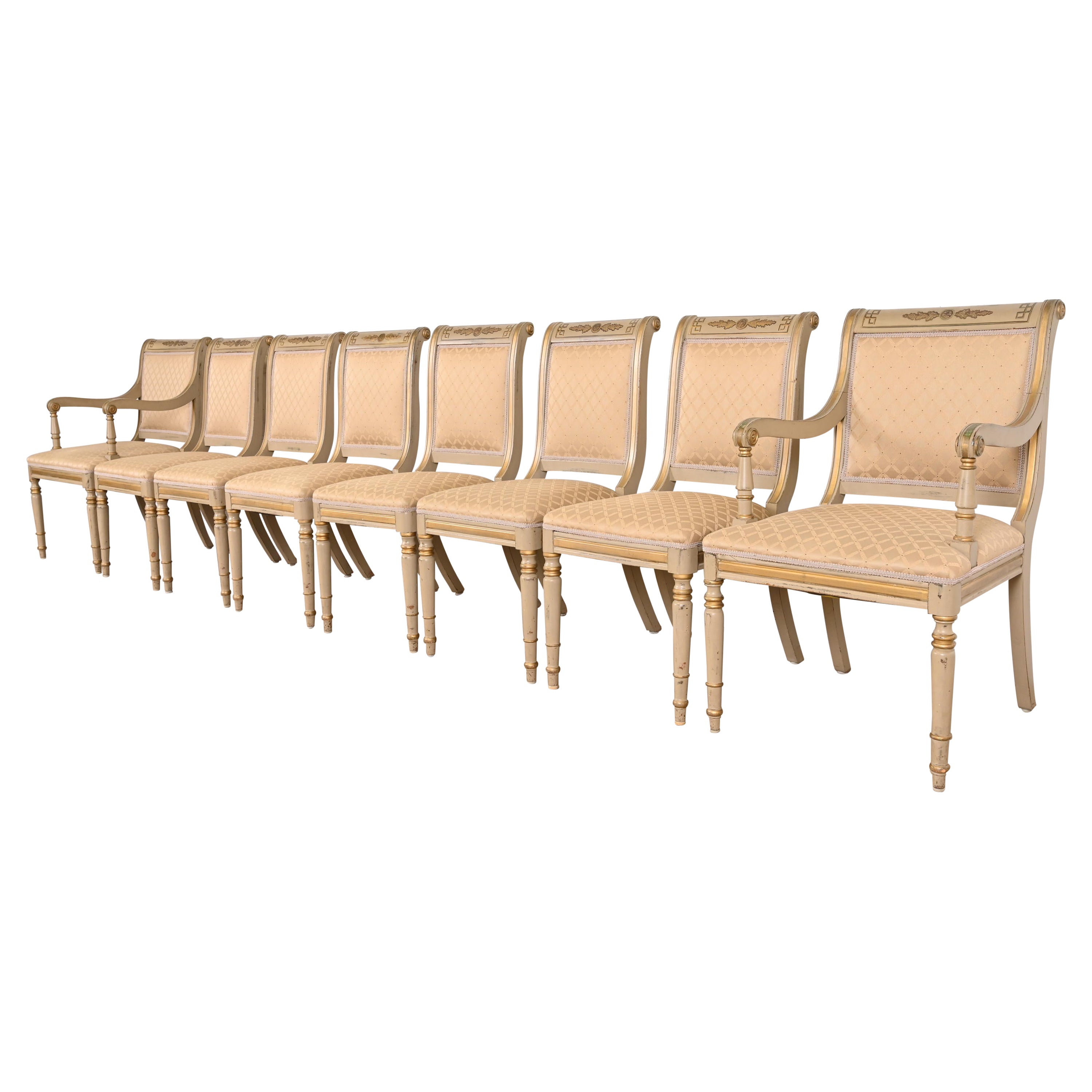 Ensemble de huit chaises de salle à manger de style Régence française Louis XVI peintes à la main et dorées à l'or en vente