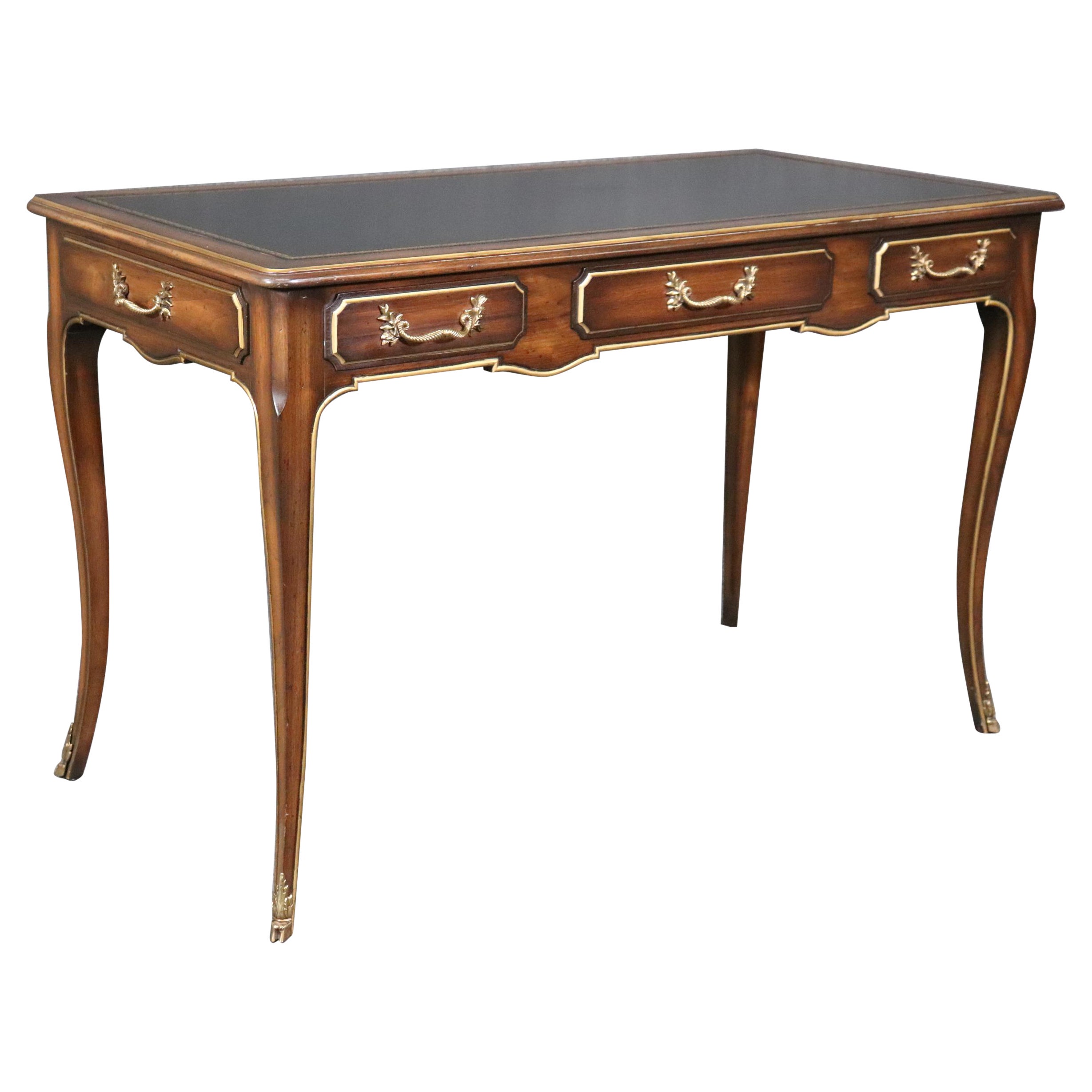 Schreibtisch im französischen Louis-XV-Stil mit Lederplatte und Messingbeschlägen in der Art von Baker