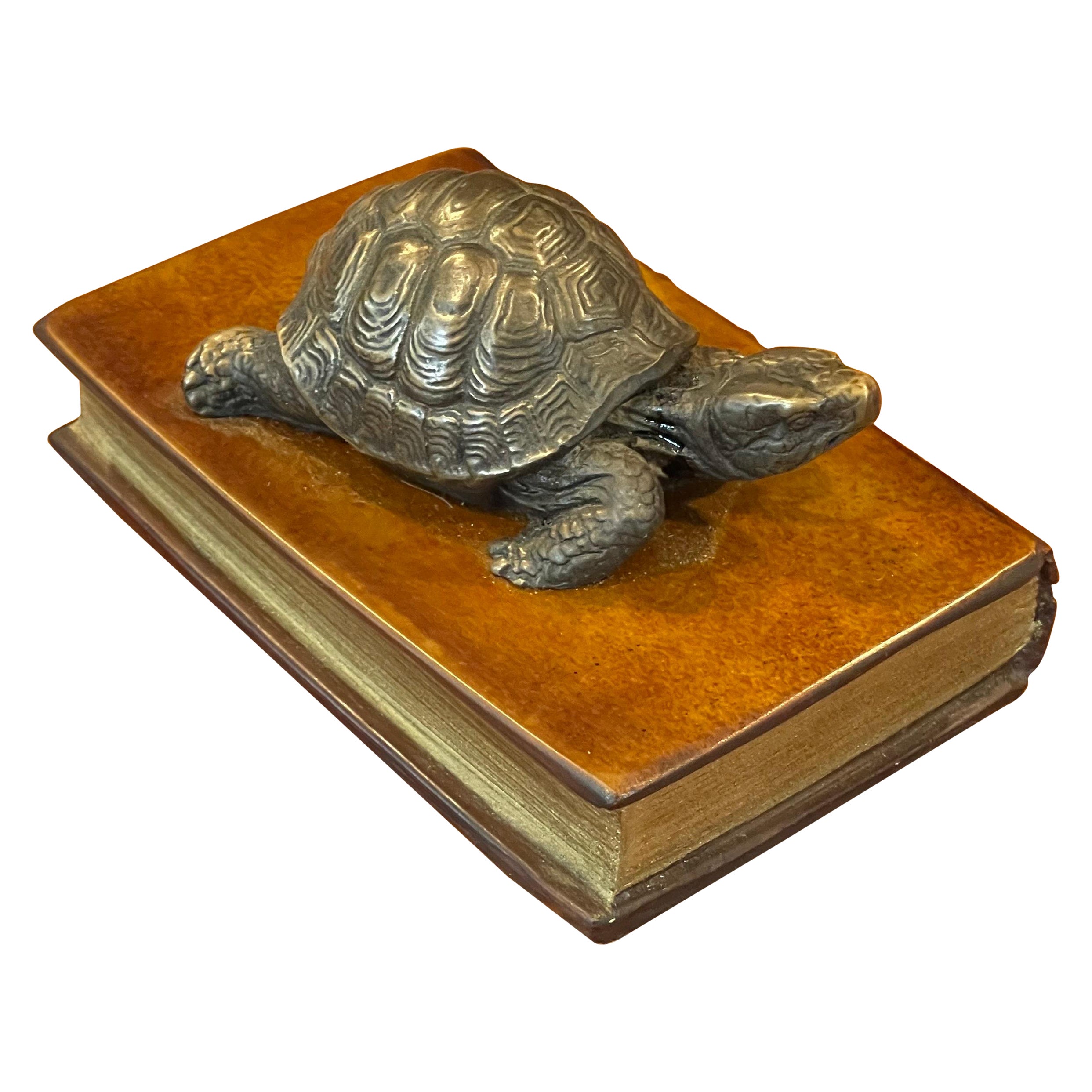 Presse-papier vintage en laiton avec tortue sur faux livre en vente