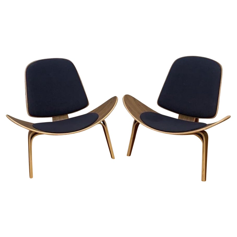 Paire de chaises coquillages à 3 pieds en contreplaqué cintré de style Hans Wegner, mi-siècle moderne