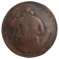 Vintage Antonuicci Volti : "Femme Assise, Genoux Repliés", Médaillon En Bronze Patiné