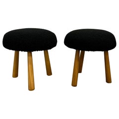 Paire de poufs contemporains en peau de mouton de style suédois moderne