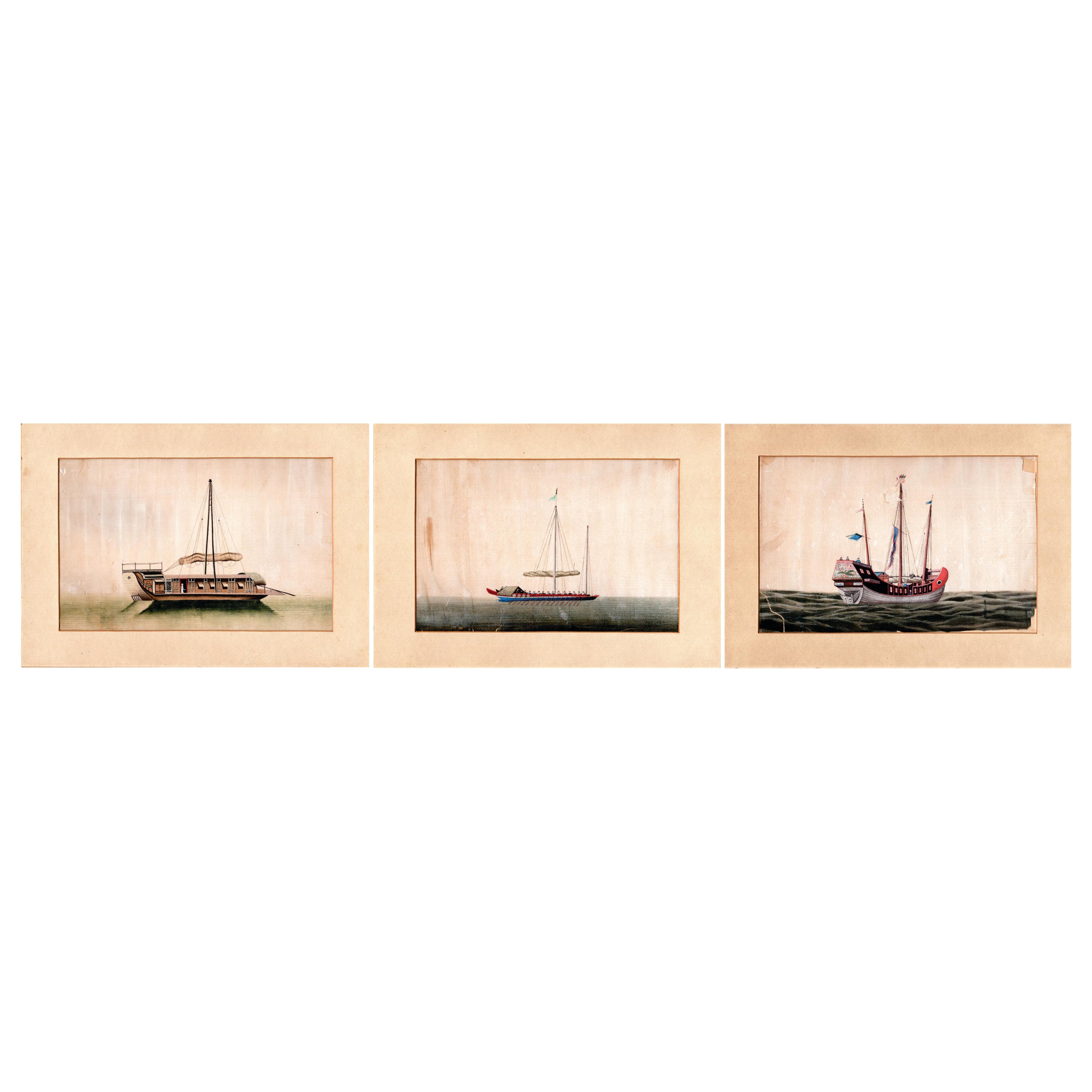Ensemble de trois peintures à la moelle épinière d'exportation chinoise du XIXe siècle représentant des jonques en vente