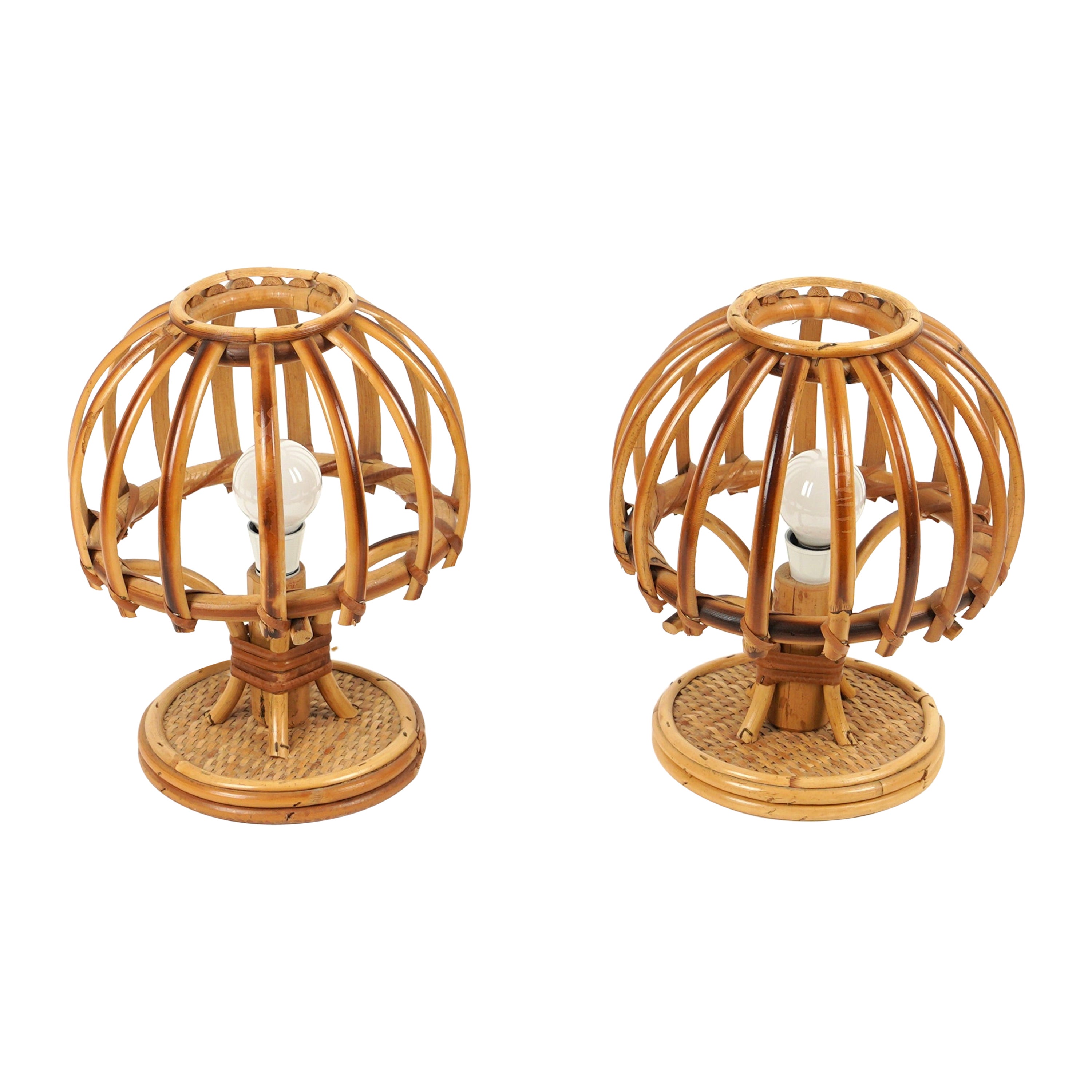 Coppia di lampade da tavolo in bambù e rattan del Medioevo Stile Louis Sognot Italia, anni '70