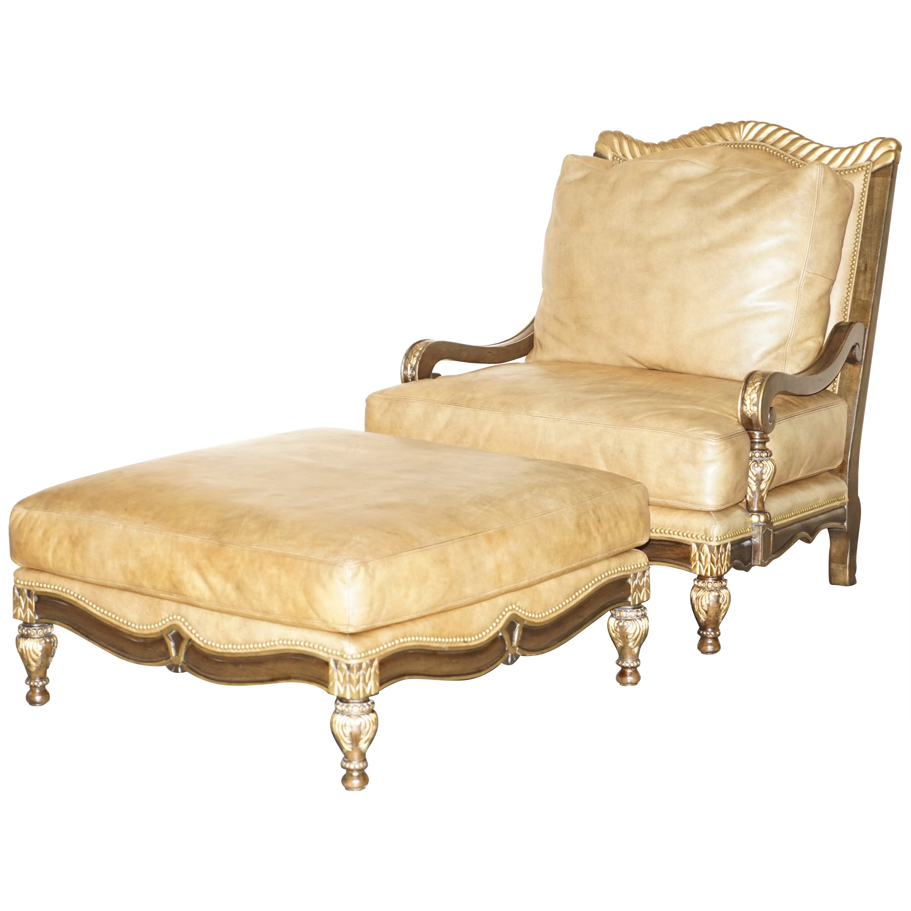 Très grand fauteuil et pouf trône en bois doré en cuir marron d'époque italienne en vente