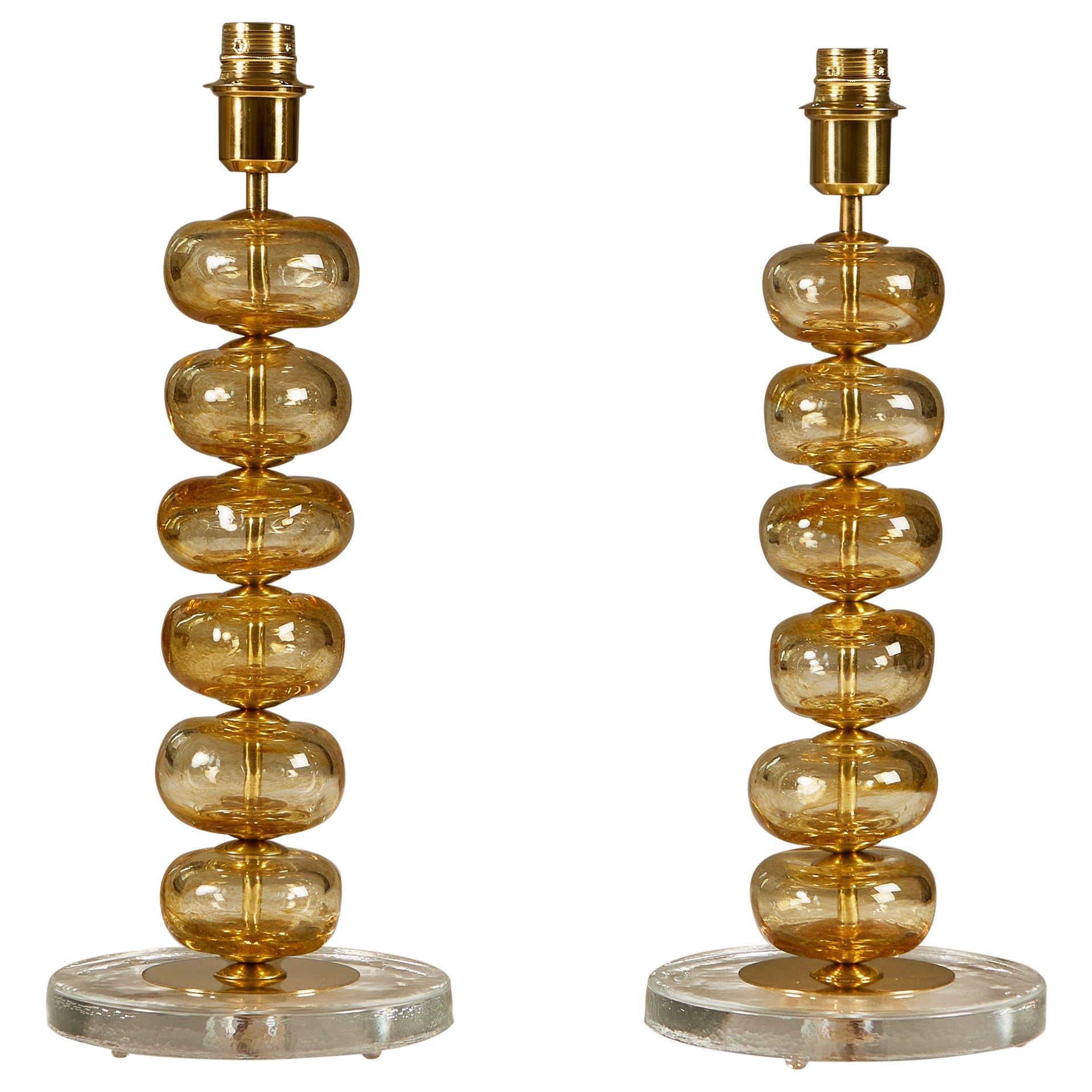 Coppia di lampade da tavolo a disco scolpito in vetro di Murano color oro in vendita