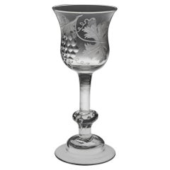 Graviertes georgianisches Balustroiden-Weinglas, um 1740