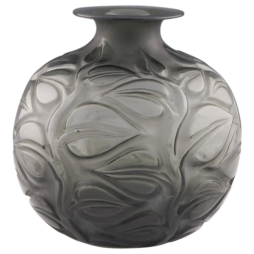 Rene Lalique Jarrón Sophora, diseñado en 1926