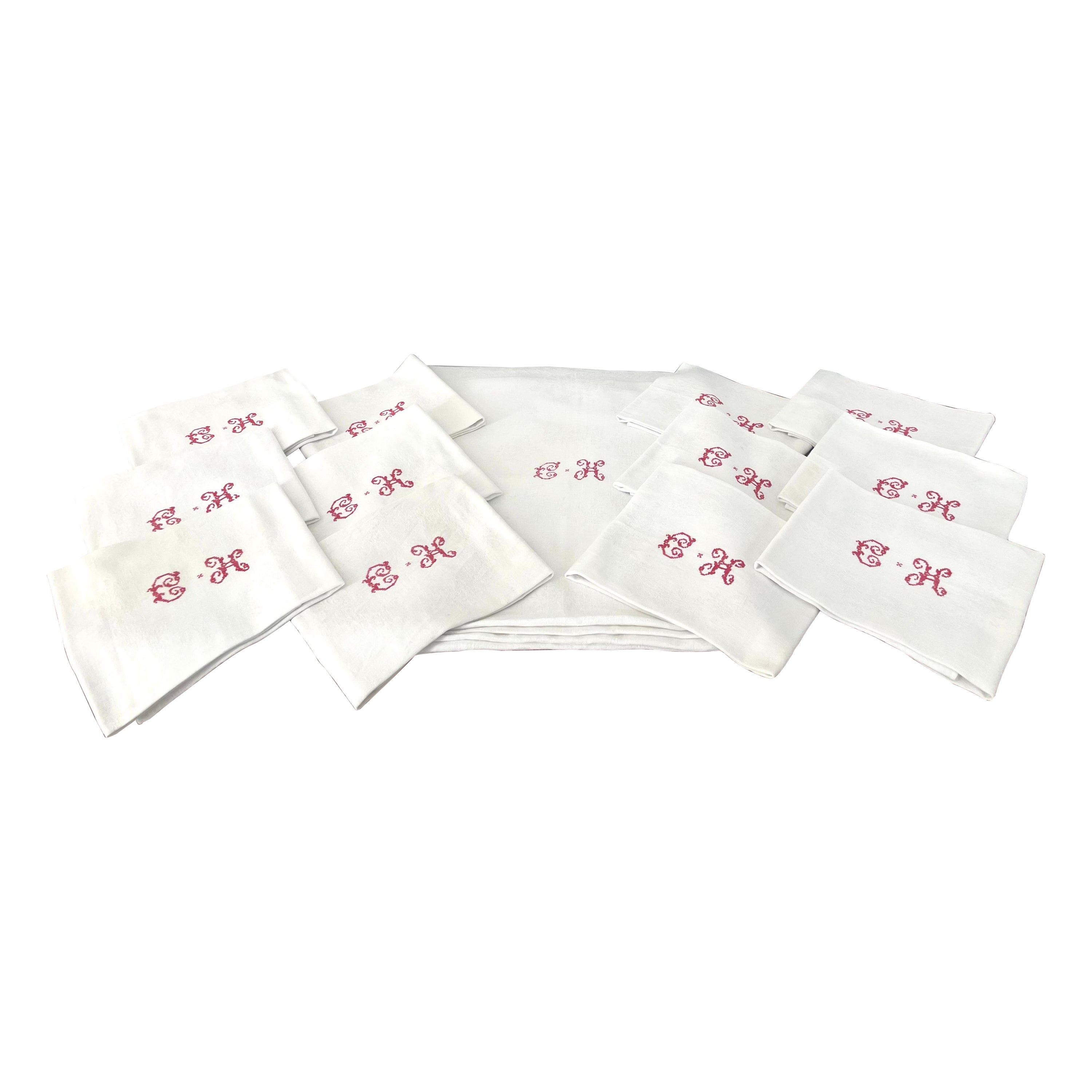 Tissu de table ancien en damas blanc brodé et monogrammé et ses 12 serviettes