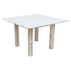 Table carrée de style Jean Maneval du milieu du siècle dernier en marbre blanc avec base architecturale