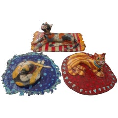 Ensemble de trois sculptures de chats en poterie émaillée