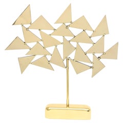 Sculpture triangulaire abstraite géométrique française signée Chevalier Brass