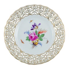 Meissen, Deutschland, durchbrochener Teller mit Blumen und Schmetterlingen. Anfang 20. Jh.