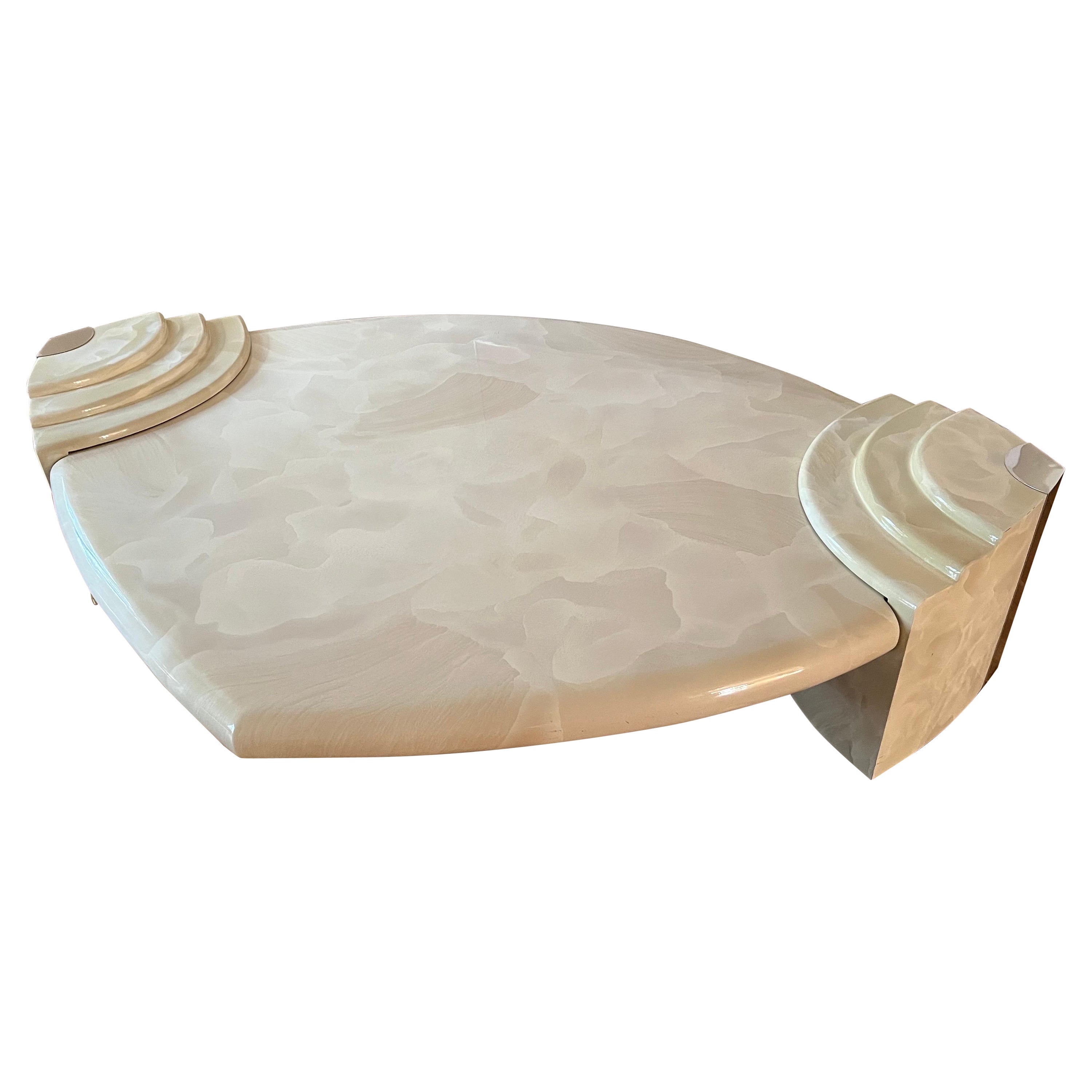 Table basse en laque de 1980 dans le style de Karl Springer en vente