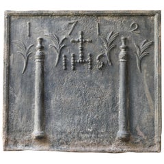 Plaque de cheminée du 18ème siècle « Pillars with IHS Monogram » (Pillars avec monogramme IHS)