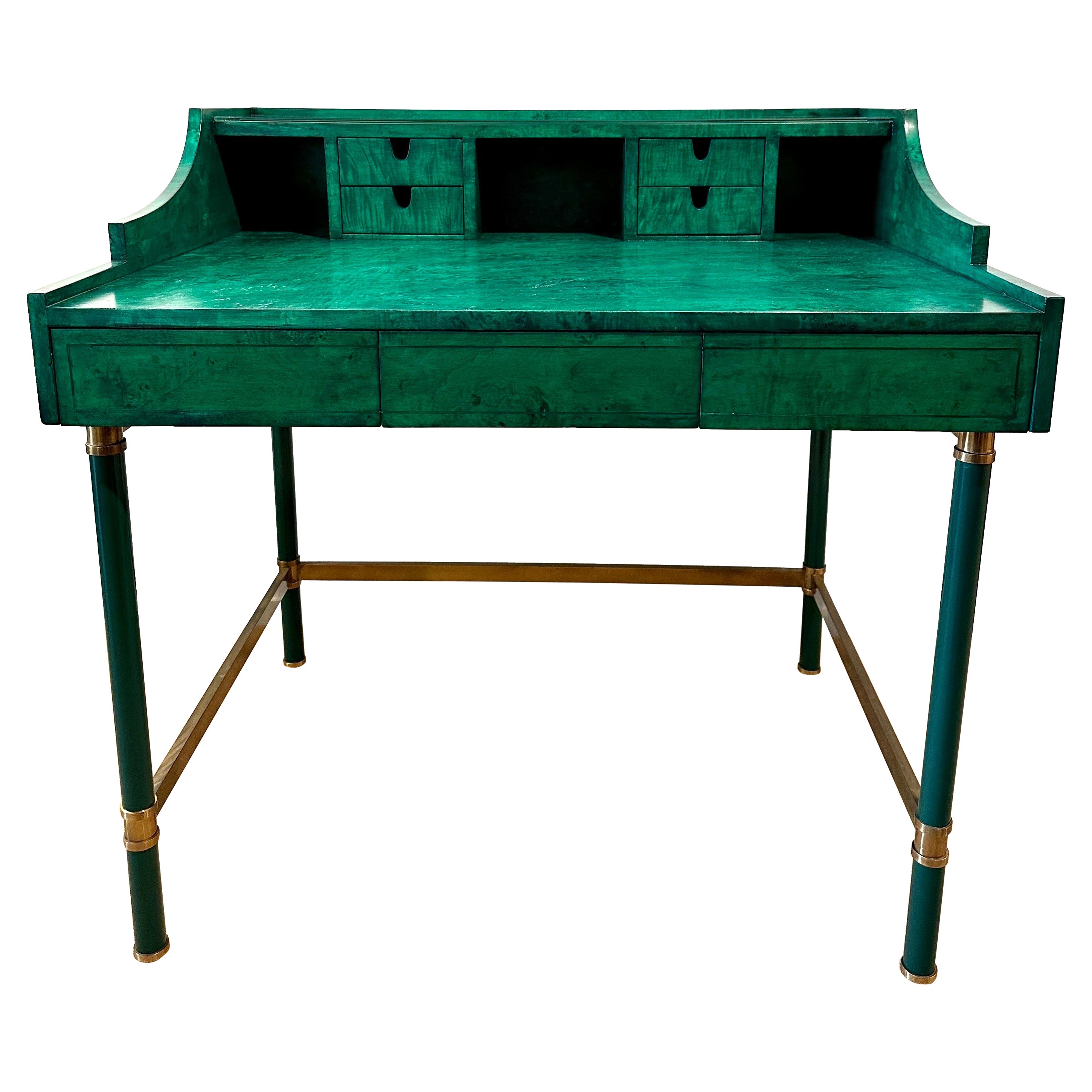 Escritorio italiano de madera burl y latón teñido de malaquita verde