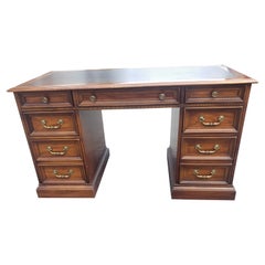 Bureau National Mt Airy Chippendale en acajou et cuir ouvragé 