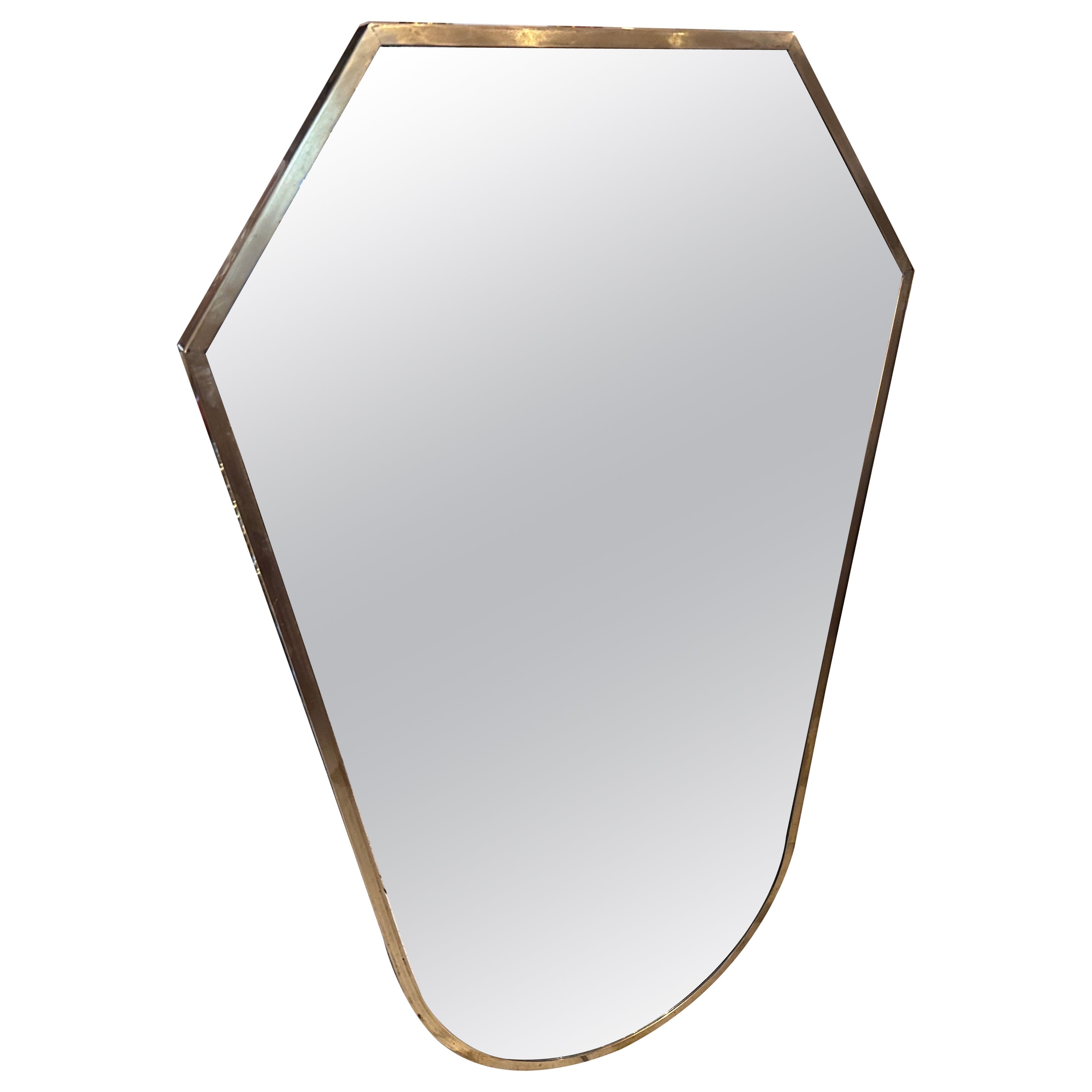 1950s Mid-Century Modern Giò Ponti Style Solid Brass Italian Shield Wall Mirror (miroir à bouclier italien en laiton massif) en vente