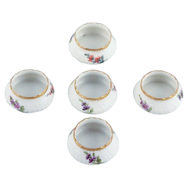 Royal Copenhagen, Fleur de Saxe. Ensemble de cinq pots à sel en porcelaine. en vente