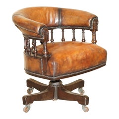 Sublime chaise de capitaine en cuir Brown d'époque circa 1860 entièrement restaurée