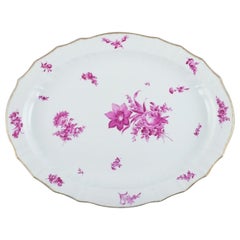 Grand plat de service ovale Royal Copenhagen avec fleurs violettes.