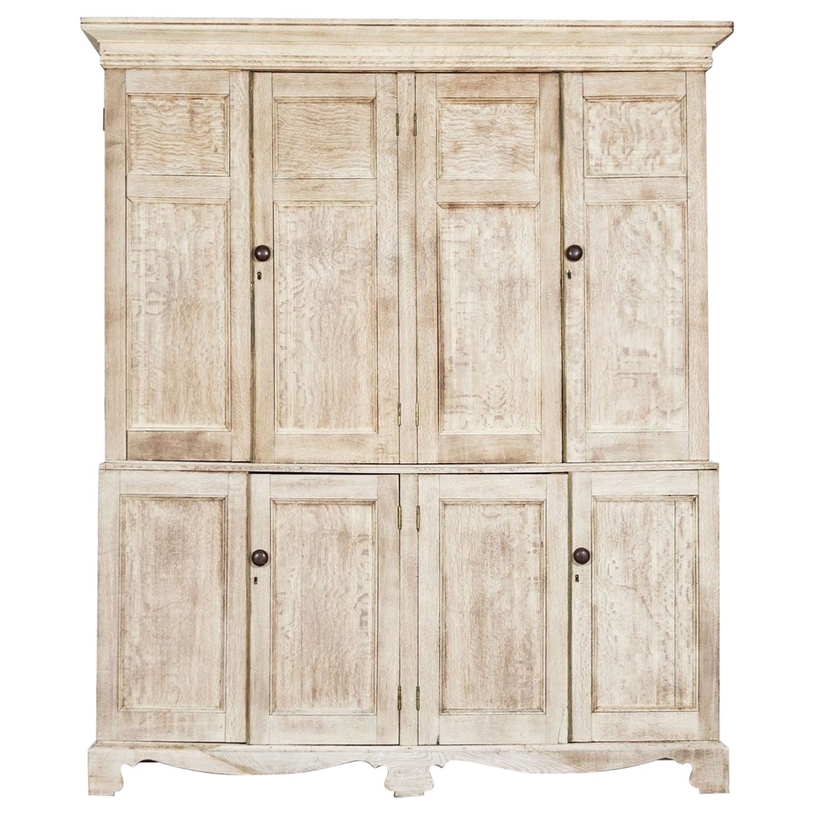 Grande armoire de ménage en chêne anglais blanchi du 19e siècle
