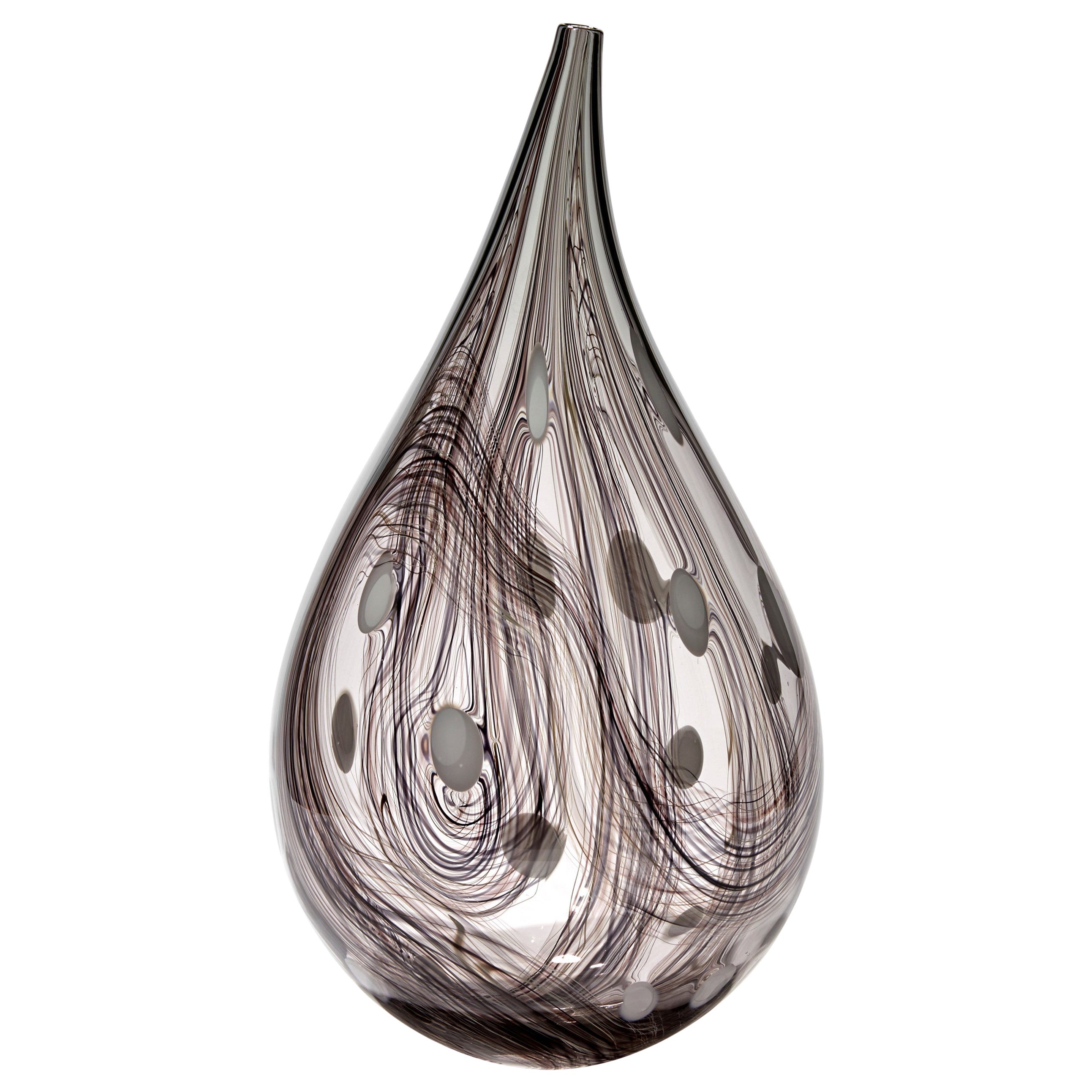 Hilos iii, recipiente abstracto de vidrio blanco, transparente y morado oscuro, de Ann Wåhlström