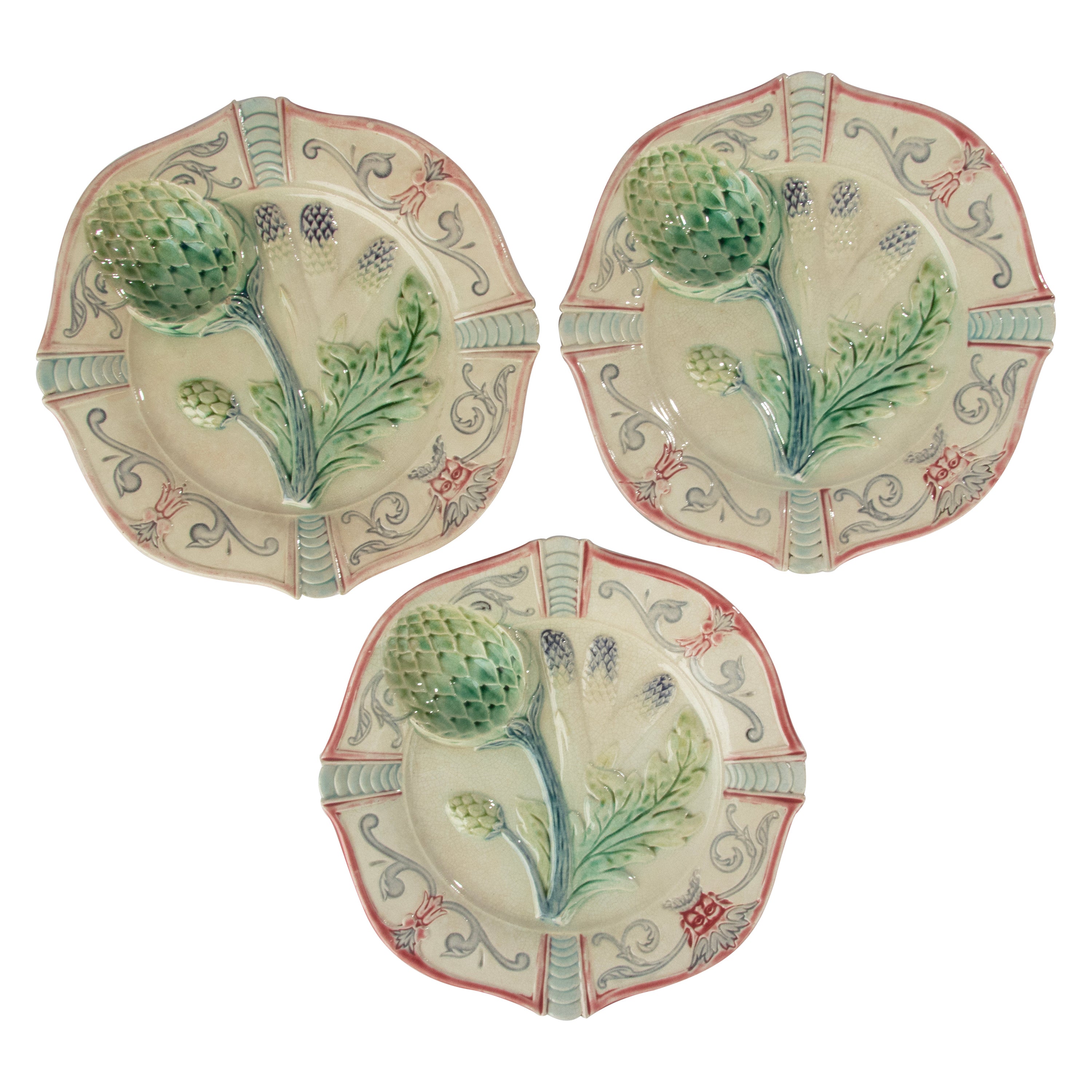 Ensemble de 3 pièces d'assiettes à artichauts en majolique du 19ème siècle en vente