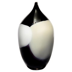 Nocturne, vaso decorativo astratto in vetro nero, crema e bianco di Gunnel Sahlin