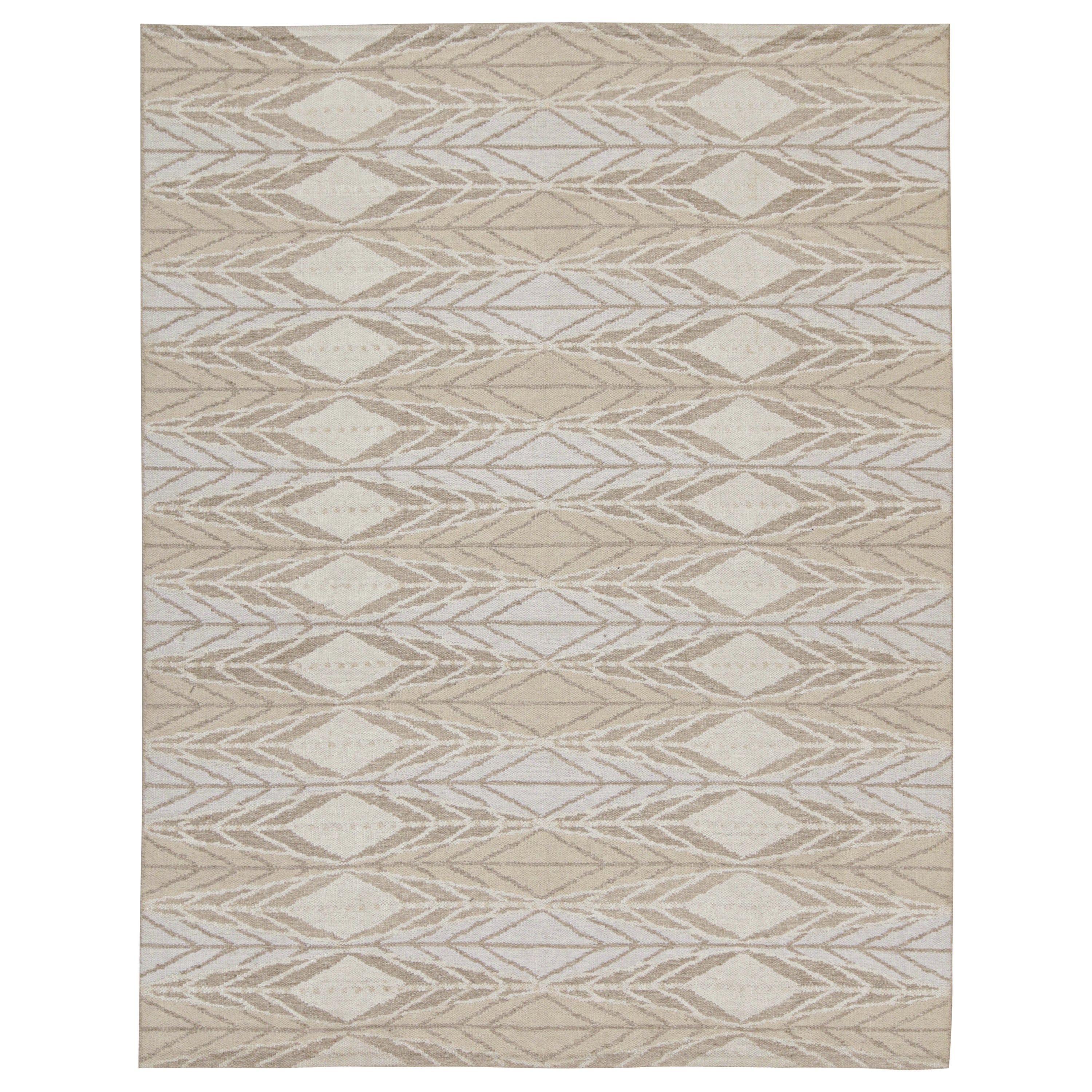Rug & Kilim è un kilim in stile scandinavo con motivo geometrico bianco e grigio.