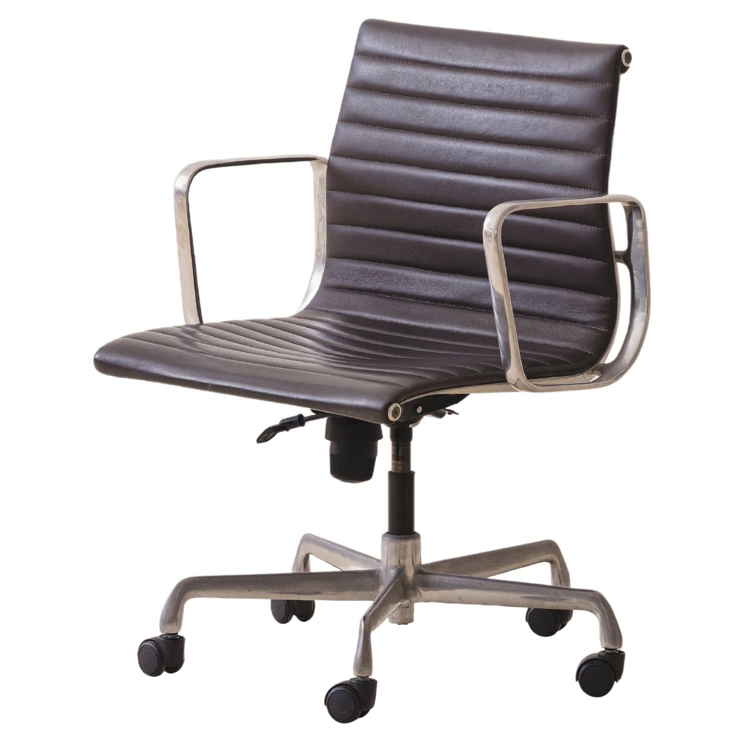 Silla de oficina Charles and Ray Eames EA117, Aluminio fundido, Piel sintética, 1958 en venta
