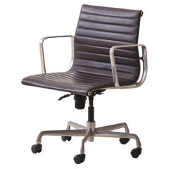 Silla de oficina Charles and Ray Eames EA117, Aluminio fundido, Piel sintética, 1958