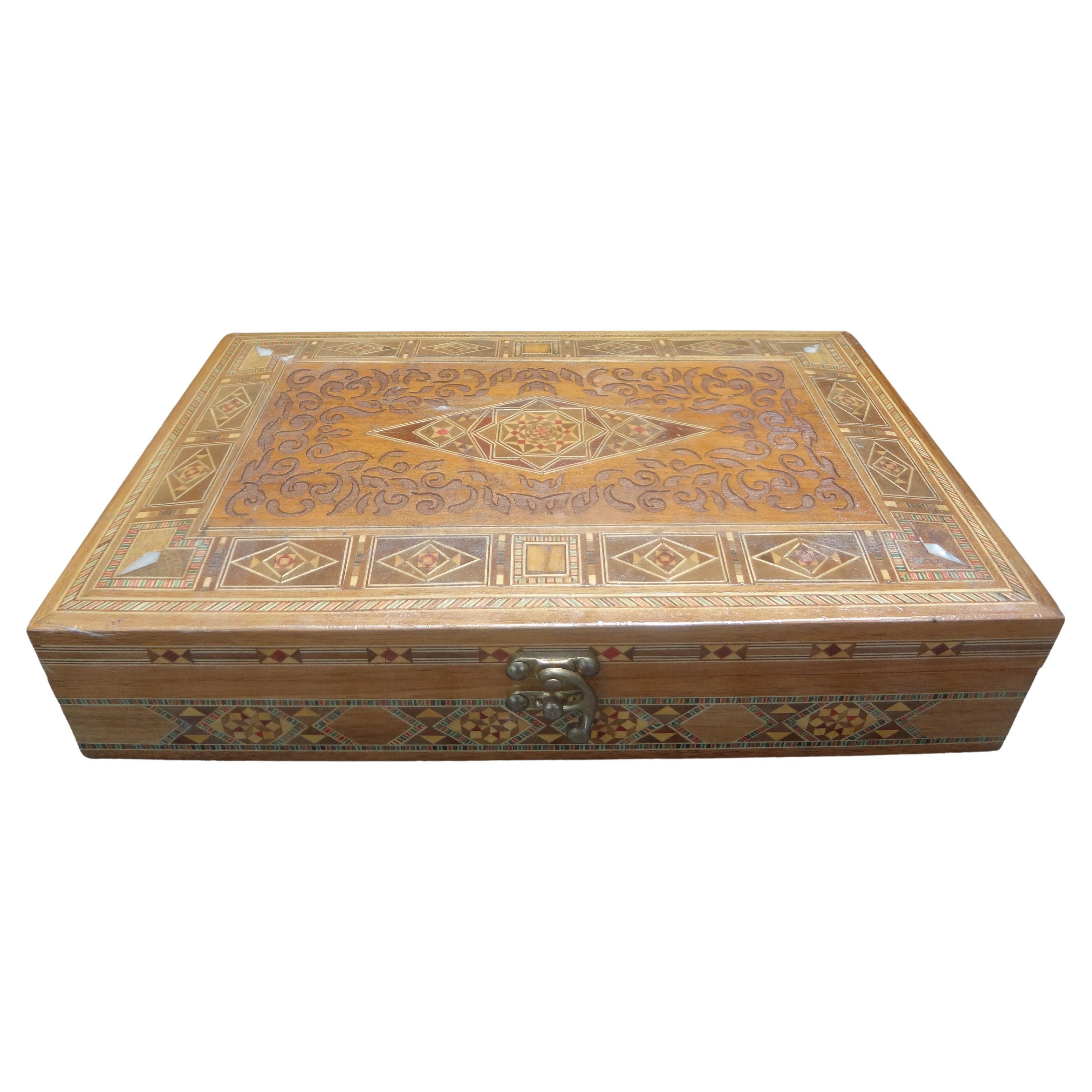 Boîte décorative marocaine rectangulaire incrustée vintage