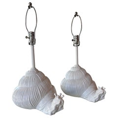 Paire de lampes de bureau vintage italiennes en céramique blanche à motif escargot de plage, nouvellement câblées 
