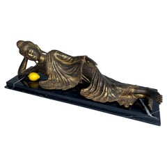 Grande sculpture de Bouddha couché en bronze doré sur socle en marbre noir, style Mandalay